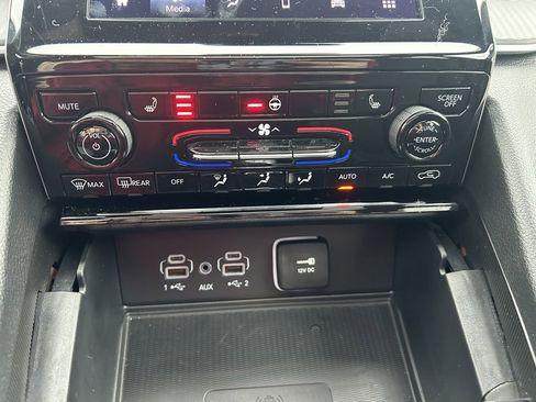 Used 2025 Jeep Grand Cherokee L Laredo w/ Luxury Tech Group I image 24