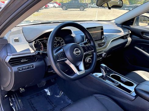 Used 2024 Nissan Altima 2.5 SV image 13