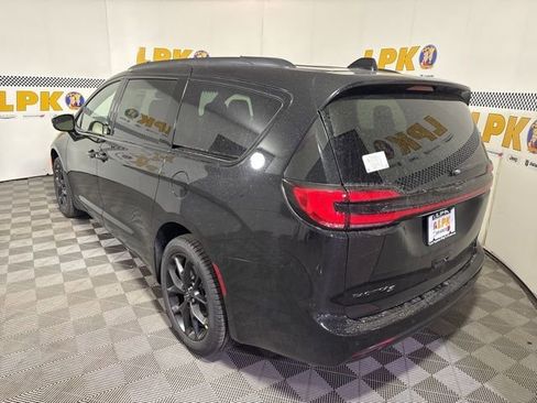 New 2026 Chrysler Pacifica Limited image 3