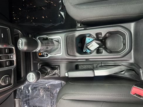 Used 2018 Jeep Wrangler Unlimited Sahara AWD/4WD image 16
