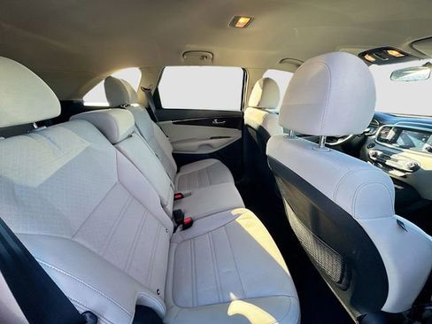 Used 2020 Kia Sorento S image 29