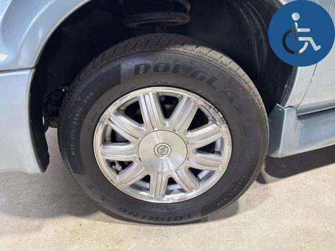 Used 2005 Chrysler Town & Country Touring w/ Leather Interior Group FWD image 2