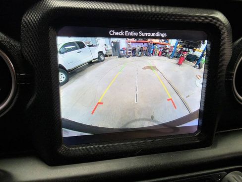 Used 2018 Jeep Wrangler Unlimited Sahara AWD/4WD image 36