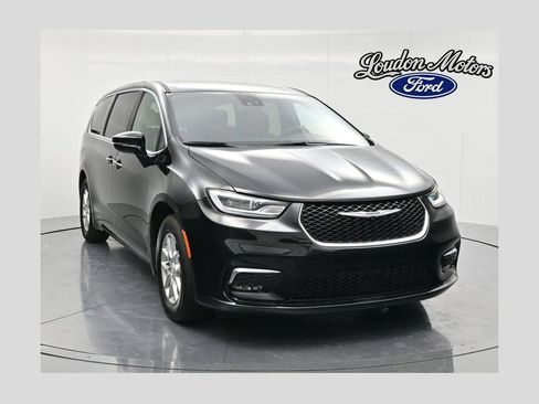 Used 2026 Chrysler Pacifica Select FWD image 1