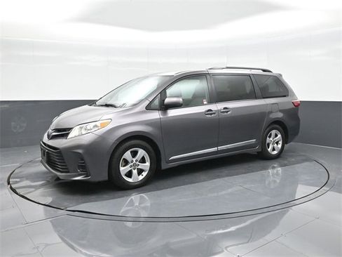 Used 2020 Toyota Sienna LE image 1
