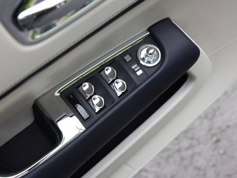 Used 2019 Rolls-Royce Dawn image 30