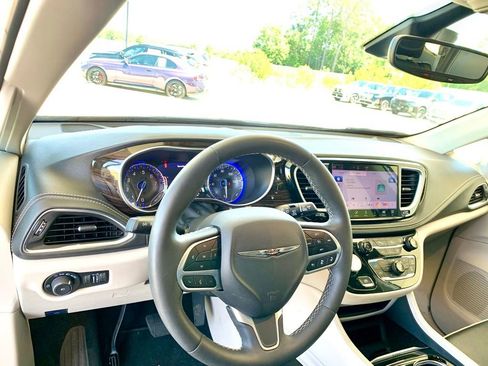 Used 2024 Chrysler Pacifica Limited FWD image 12