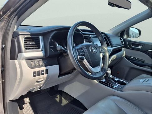 Used 2014 Toyota Highlander Limited w/ Driver Technology Package AWD/4WD image 13
