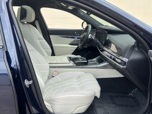 Used 2023 BMW i7 xDrive60 AWD/4WD image 16