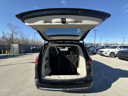 Used 2024 Chrysler Pacifica Touring-L FWD image 22