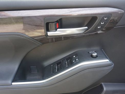 Used 2023 Toyota Highlander Platinum FWD image 4