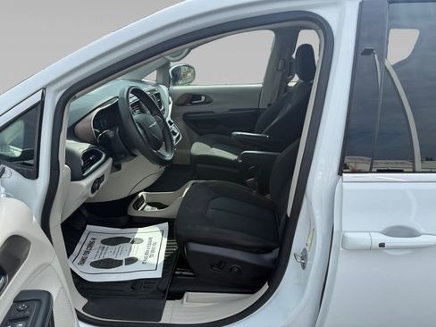 Used 2022 Chrysler Voyager LX FWD image 11
