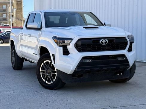 Used 2024 Toyota Tacoma TRD Sport image 2