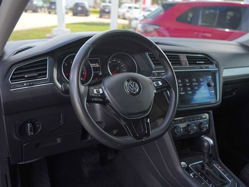 Used 2020 Volkswagen Tiguan SE w/ Panoramic Sunroof Package FWD image 2