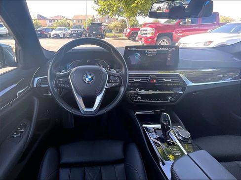 Used 2023 BMW 530e w/ Convenience Package image 7