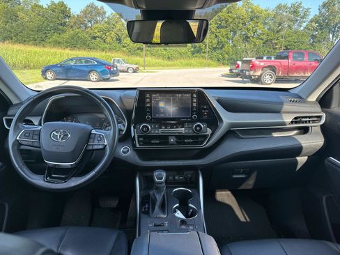Used 2020 Toyota Highlander XLE AWD/4WD image 5