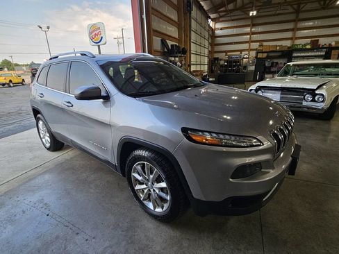 Used 2017 Jeep Cherokee Limited w/ Trailer Tow Group AWD/4WD image 7