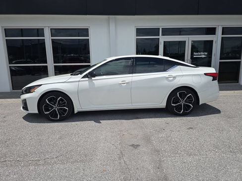 Used 2024 Nissan Altima 2.5 SR w/ SR Premium Package FWD image 4