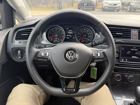 Used 2018 Volkswagen Golf S image 25