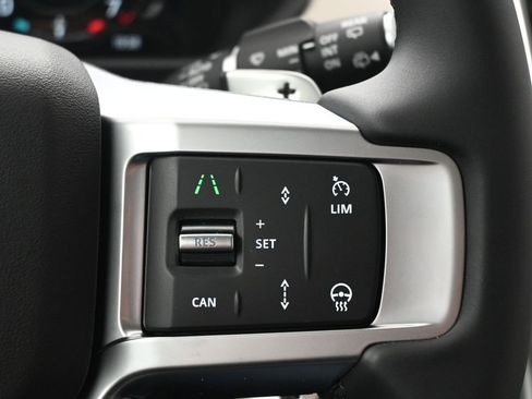 New 2026 Land Rover Discovery Dynamic SE image 18