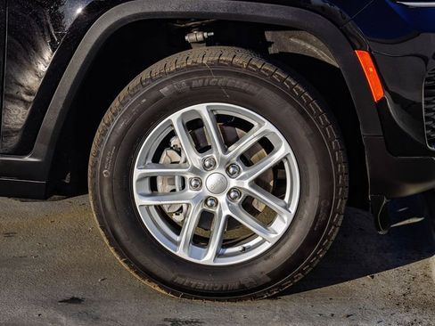 Certified 2025 Jeep Grand Cherokee Laredo X image 11