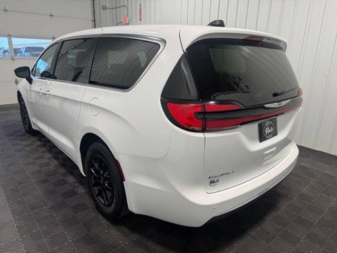 Used 2024 Chrysler Pacifica Touring-L FWD image 4