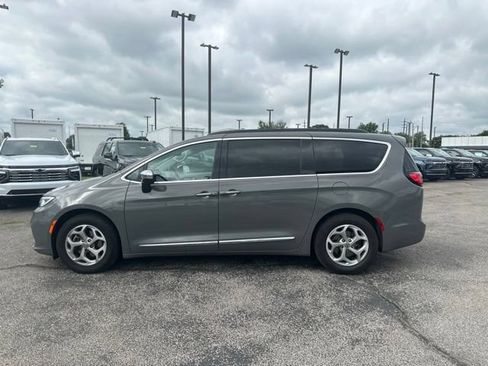 Used 2023 Chrysler Pacifica Limited FWD image 6