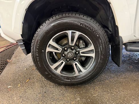 Used 2019 Toyota Tacoma TRD Sport image 31