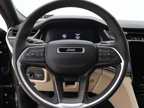 Used 2025 Jeep Grand Cherokee Limited AWD/4WD image 17