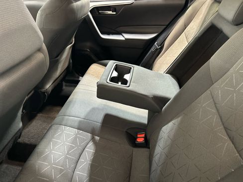 Used 2021 Toyota RAV4 XLE AWD/4WD image 5