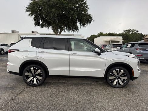 New 2025 Mitsubishi Outlander SE image 9