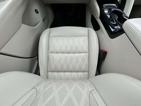 Used 2022 Buick Envision Avenir w/ Technology Package II image 12