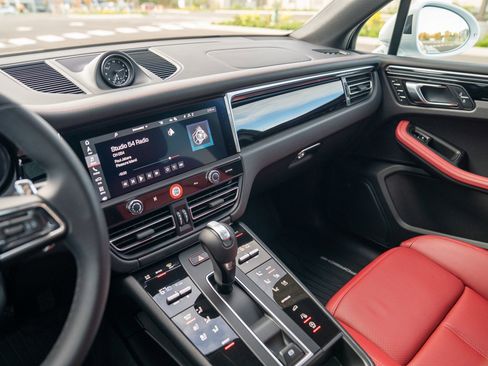 Used 2025 Porsche Macan image 16