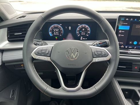 New 2025 Volkswagen Tiguan SE image 14