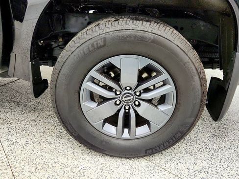 Used 2025 Nissan Frontier SV image 9