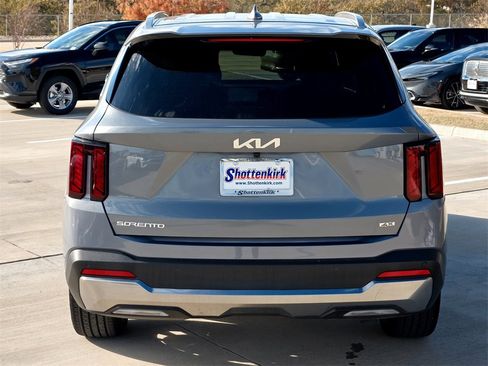 Used 2025 Kia Sorento EX image 7