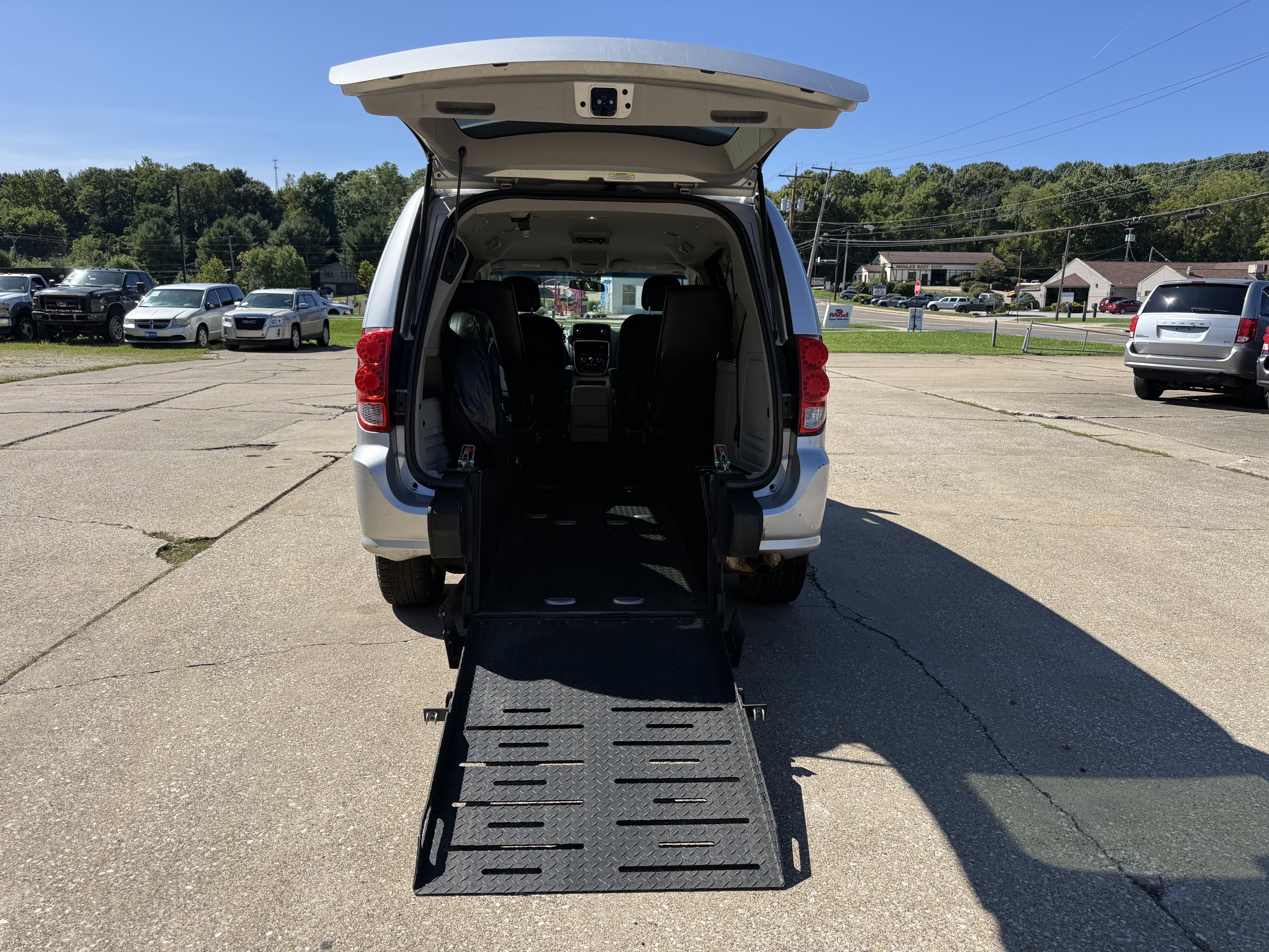 Used 2012 Dodge Grand Caravan SXT FWD image 1