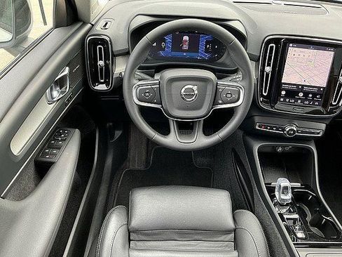 Used 2025 Volvo XC40 B5 Plus AWD/4WD image 5