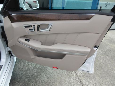 Used 2014 Mercedes-Benz E 550 4MATIC Sedan image 22