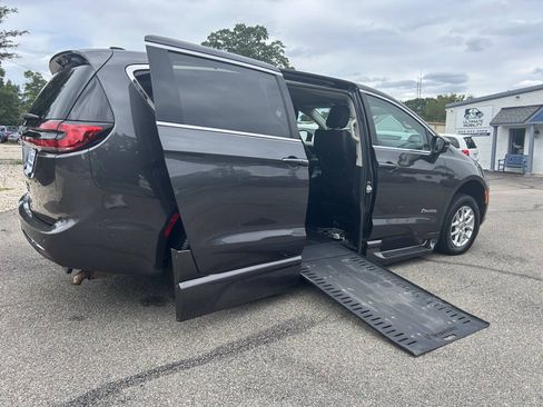 Used 2023 Chrysler Pacifica Touring-L FWD image 2