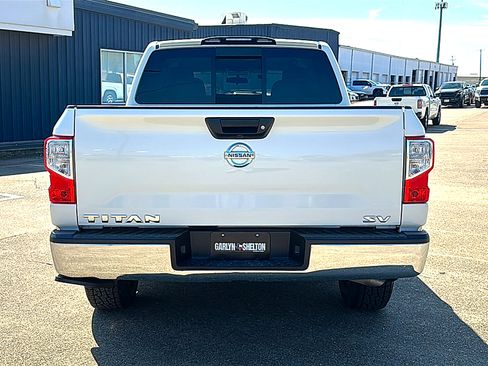 Used 2019 Nissan Titan SV image 7