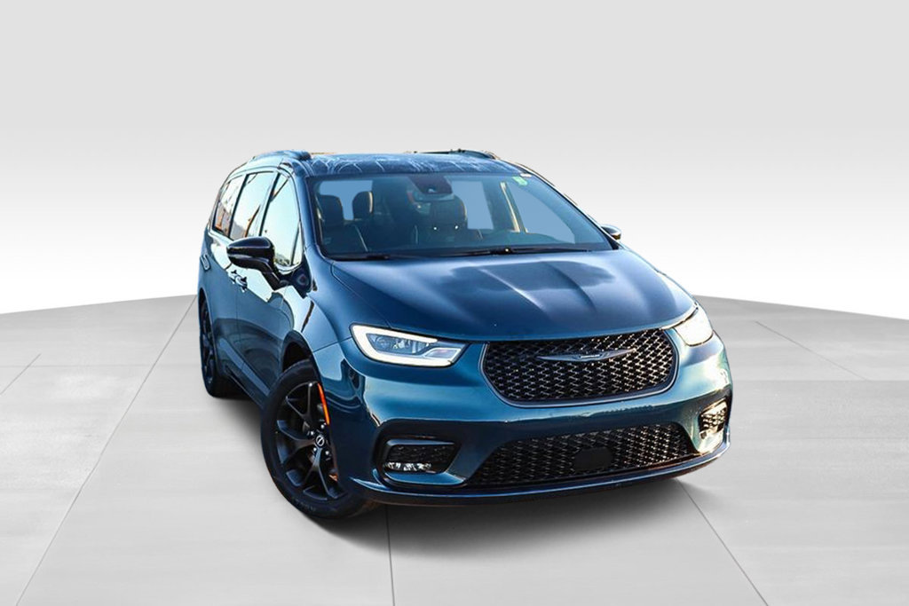 Used 2025 Chrysler Pacifica Limited FWD image 2