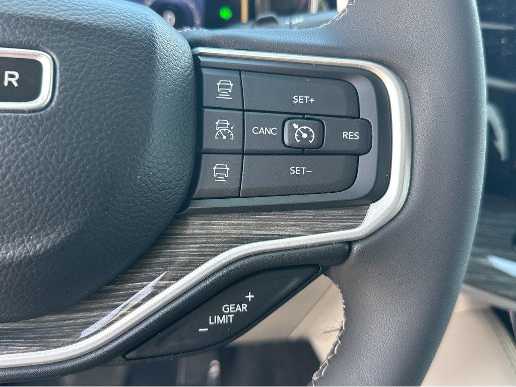 Used 2022 Jeep Wagoneer Series III w/ Premium Group I AWD/4WD image 23