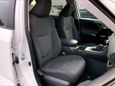 Used 2021 Toyota RAV4 XLE FWD image 9