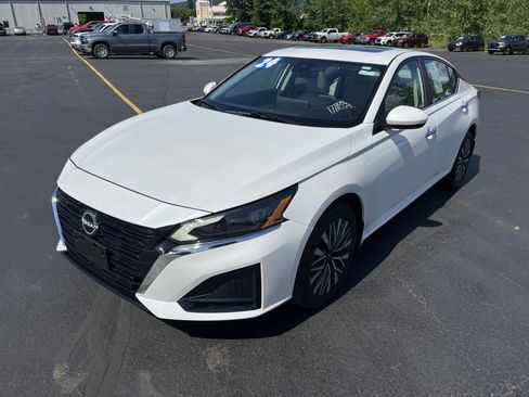 Used 2024 Nissan Altima 2.5 SV w/ SV Premium Package AWD/4WD image 5