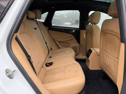 Used 2018 Porsche Macan image 25