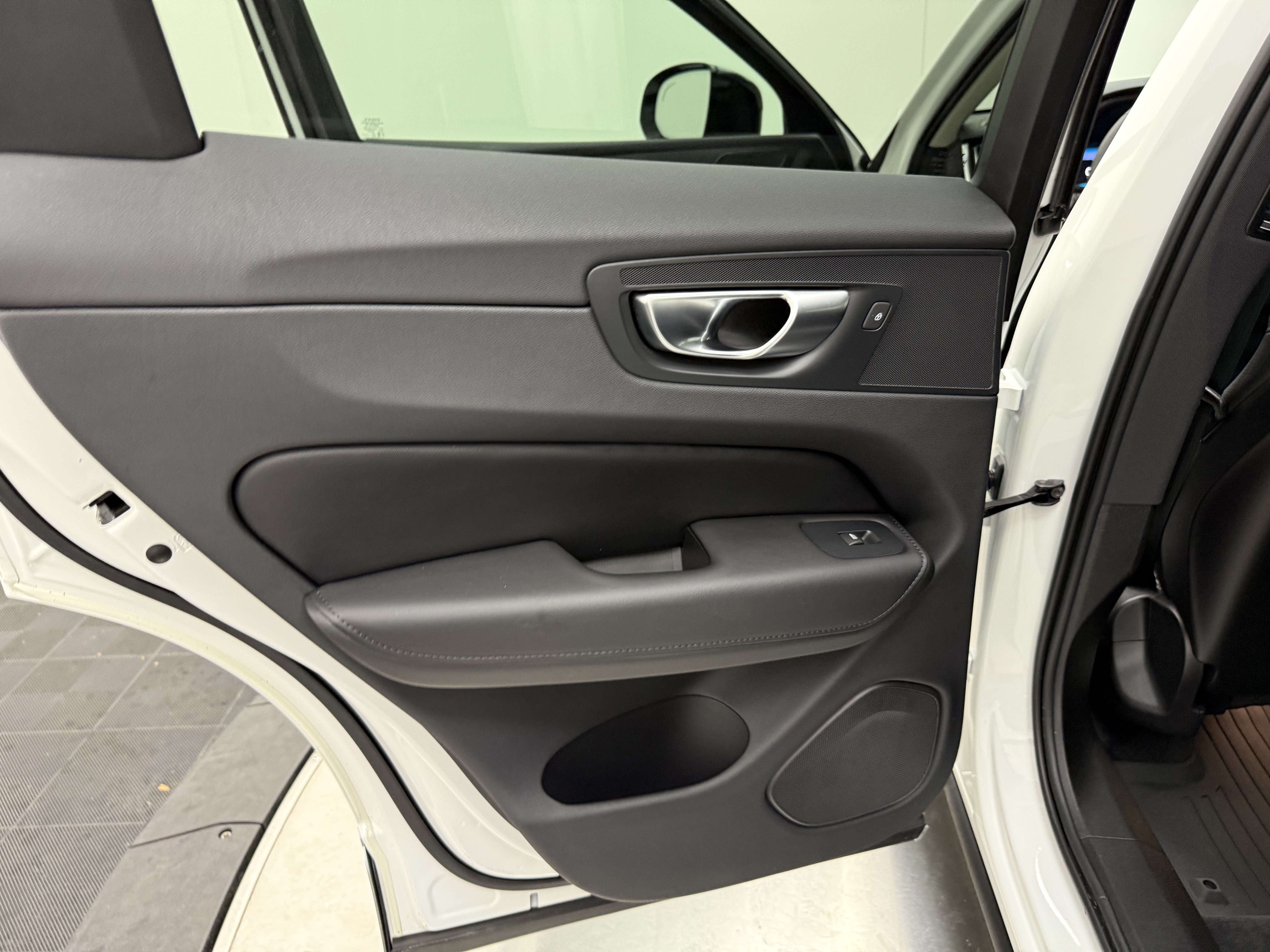 Certified 2024 Volvo XC60 B5 Plus w/ Protection Package Premier AWD/4WD image 24
