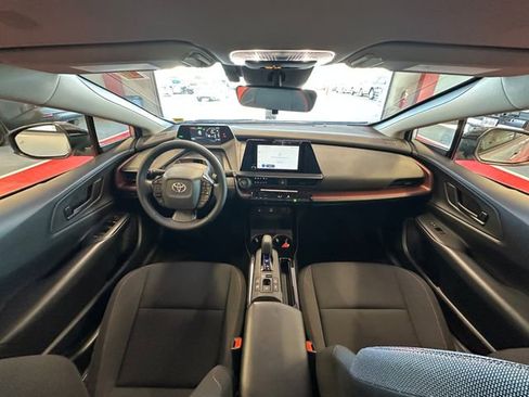 Used 2025 Toyota Prius Plug-In Hybrid FWD image 12