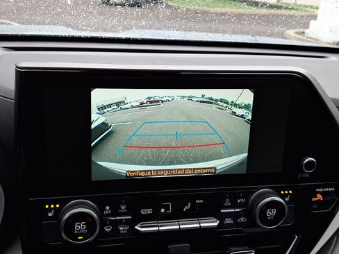Used 2023 Toyota Highlander XLE FWD image 19