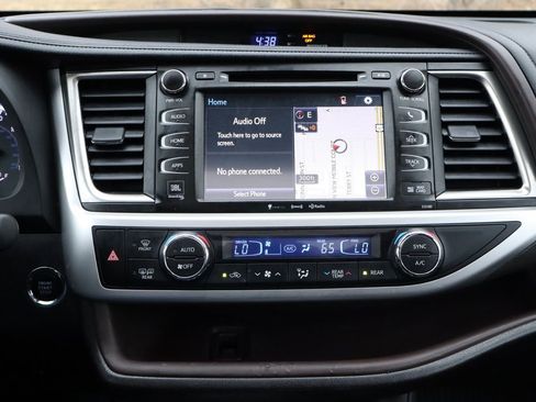 Used 2018 Toyota Highlander AWD V6 image 37